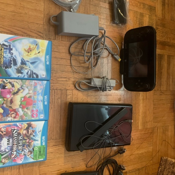 Black Wii u 32gb games included and extra controllers - Picture 3 of 4